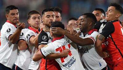 Tangana entre los jugadores de Nacional y River por la Libertadores: la inexplicable decisión del árbitro que no expulsó por un golpe de puño