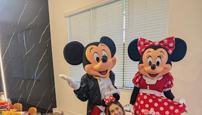 Virginia Fonseca faz lanche da tarde com personagens da Disney para as filhas