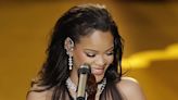 La emocionante actuación de Rihanna, presumiendo de 'tripita' y ante su pareja