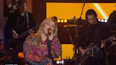 Kelly Clarkson Takes Van Morrison’s ‘Brown Eyed Girl’ for a Spin in Kellyoke Cover