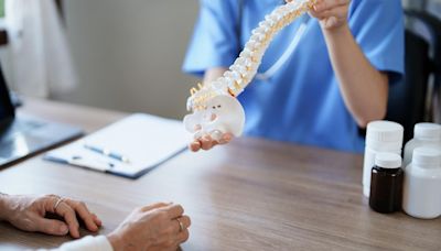 Osteoporosis: Estas dos técnicas quirúrgicas permiten quitar el dolor y recuperarse de una fractura vertebral