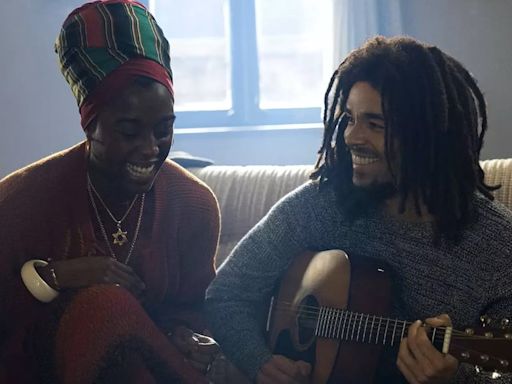 ‘One Love’ retrata a Bob Marley con respeto, pero sin su carisma. Son mejores estos documentales