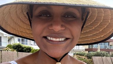 Mindy Kaling's Beachy Sun Hat Included This Clever Detail — Similar Styles Start at Under $20