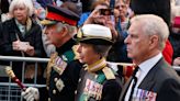 Acusan de “alteración de la paz” a joven que le gritó al príncipe Andrew en procesión de la reina en Edimburgo