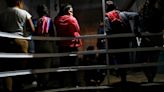 Iglesia de Ciudad de México se llena de colchonetas para migrantes agotados