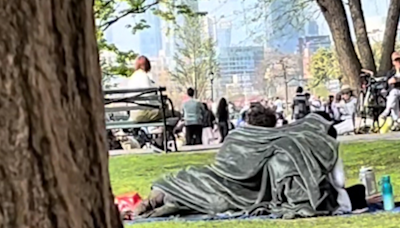 'NYC Blanket Couple': If Minding Your Business Was A Sport, NY'ers Win!