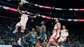 Rockets ganan a Pistons duelo entre los peores de la NBA