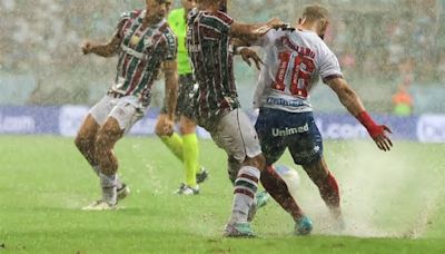 Bahia vira sobre o Flu e vence a 1ª no Brasileiro em jogo paralisado pela chuva