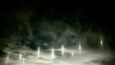 外星人降臨地球？夜空驚見9道光柱漂浮如科幻片 起因來自「它」