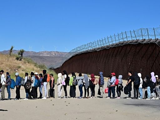 Migrantes continúan cruzando la frontera de EEUU pese a nuevas restricciones de Biden