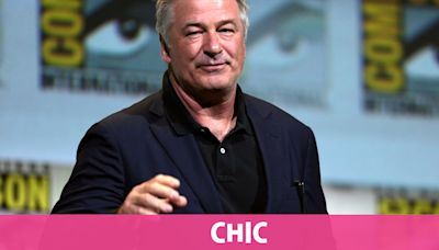 Alec Baldwin golpea a una acosadora pro-palestina que le llamó "criminal"