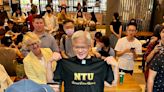 快訊／野生黃仁勳出沒台大被包圍！校長送「NTU T恤」他開心比量