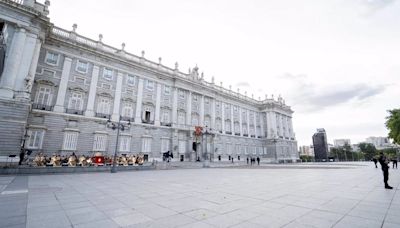 Los Reyes y sus hijas finalizan los actos del aniversario presenciando una actuación de Ara Malikian y un 'videomapping'