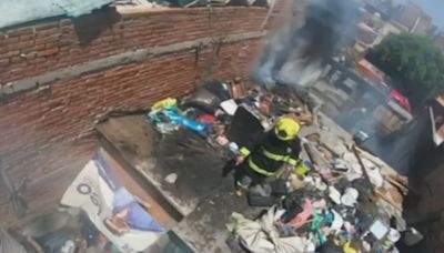 El momento en que rescatan a una familia hispana y a sus nueve perros de un incendio en su casa