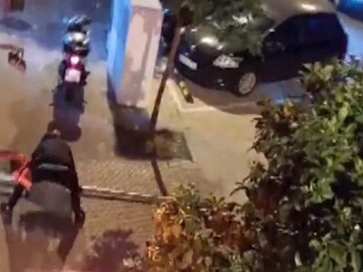 Con cascos y de noche: el vídeo de la inseguridad para comercios y vecinos en los Bermejales, en Sevilla