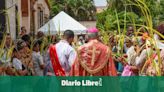 Cientos de personas se reúnen en la catedral de Nuestra Señora de la Encarnación en Domingo de Ramos