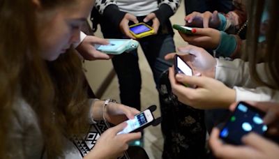 Parents in favor of keeping cellphones out of Virginia classrooms
