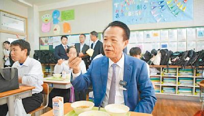 翁章梁日本賣鳳梨 與學子吃午餐 - 地方新聞