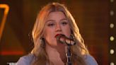 Kelly Clarkson Delivers Chill-Inducing Cover of The Mamas & The Papas‘ ’California Dreamin‘’