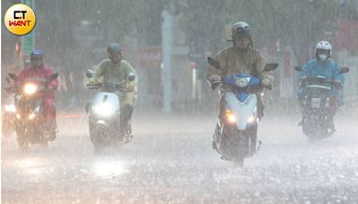 雷雨狂炸！台南、南投發布「淹水一級警戒」 松山、嘉義機場暫停地面作業
