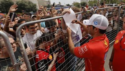 Las palabras de Carlos Sainz Jr tras la exhibición en las calles de Barcelona