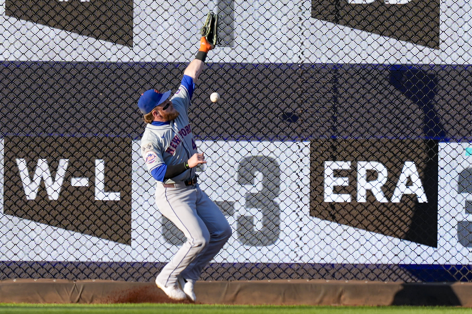 Mets' Harrison Bader leaves game at the Nationals after crashing into the outfield wall