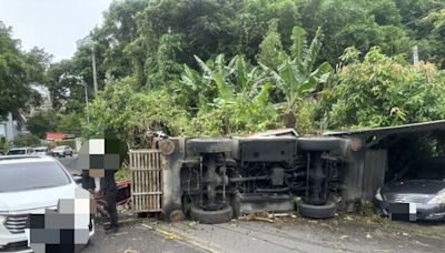 汐止驚悚翻車意外！機械吊車煞車失靈一路翻下山 車棚被撞爛…駕駛命大輕傷