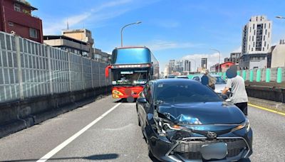 顏若芳市民高架遭追撞 愛車慘夾2車間撞況曝