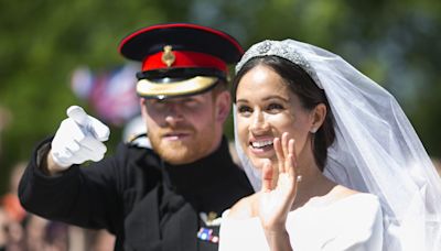 Mariage d’Harry et de Meghan : ces gestes passés inaperçus qui les différencient d’Elizabeth II