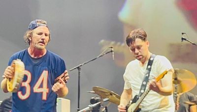 La historia del chileno que se subió a tocar con Pearl Jam en Barcelona: “Lo disfruté mucho” - La Tercera