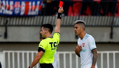 Agrede a un rival y encara al árbitro: la incuestionable expulsión de Leandro Fernández en la U - La Tercera