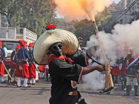 La Jornada: Tronidos y olor a pólvora marcaron la celebración de la Batalla del 5 de Mayo en Puebla