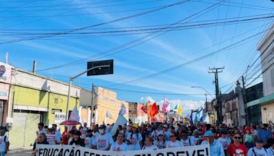 Dia de Luta pela Educação Federal: professores e técnicos em greve realizam ato em Fortaleza