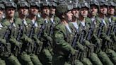 Rusia exhibe su ejército en el ensayo del desfile del 'Día de la Victoria' en la Plaza Roja de Moscú