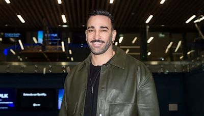 Adil Rami charmeur : il fait de l’œil à Valérie Trierweiler tout en lançant des fleurs à François Hollande