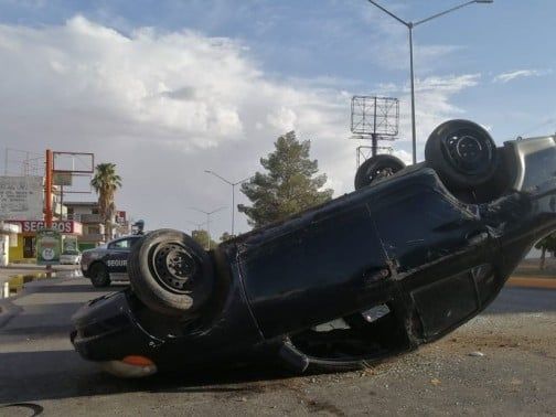 Choca su auto y termina volcado