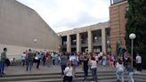 Multitudinaria oposición para 100 plazas de auxiliar administrativo en Aragón: "Hemos venido a probar suerte"