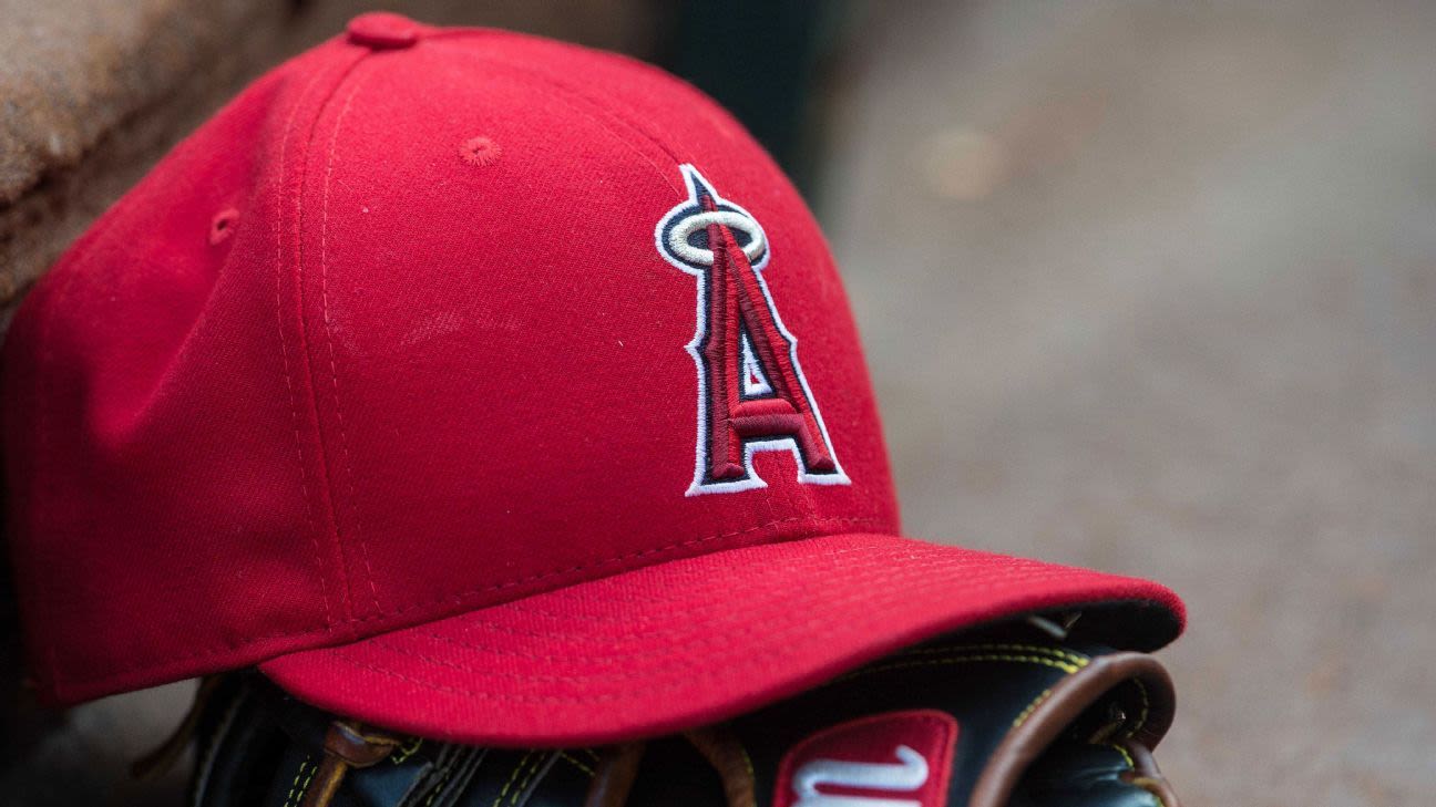 Angels release left-handers Garrett, Kolarek