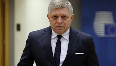 El primer ministro eslovaco Robert Fico recibe el alta hospitalaria dos semanas después del tiroteo