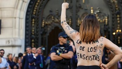 Momentos de tensión entre los partidarios y críticos de Milei concentrados en la Puerta del Sol (Madrid)