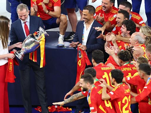 El divertido momento del rey Felipe VI y la infanta Sofía en la celebración de la Eurocopa: "Cógela"