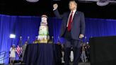 Donald Trump celebra su cumpleaños con enorme pastel y ataques a Biden: ¿Cuántos años cumplió?