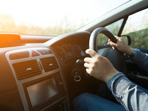 Por qué en Reino Unido los autos tienen el volante a la derecha