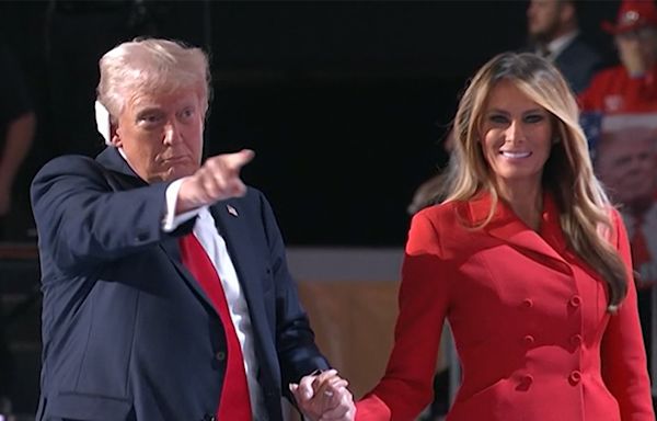 Melania Trump Kisses Donald After RNC Speech, Or Does She?