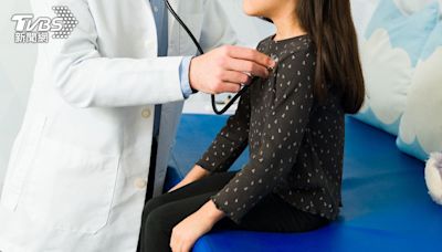 日小學女生健檢遇生理期 男醫「拉內褲看下體」挨轟：有必要嗎？