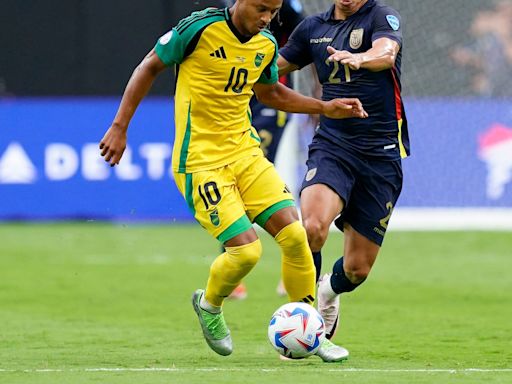 Leicester sign De Cordova-Reid from Fulham on free transfer