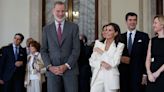 La reina Letizia recupera su ‘uniforme’ y presume de complicidad con Felipe VI en su último acto oficial