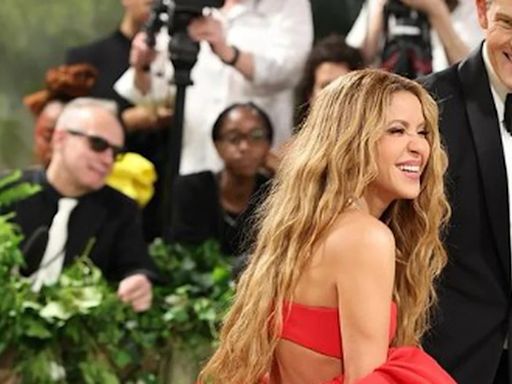 Quién es el apuesto hombre que acompañó a Shakira en la pasarela de la Met Gala 2024: no se le despegó en ningún momento