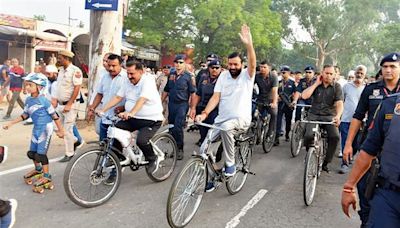 Raahgiri programme: Haryana CM flags off cycle rally, fetes sportspersons