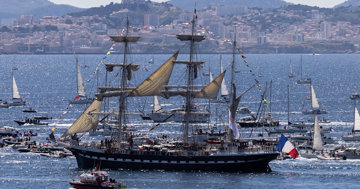 "A day of celebration": Thousands gather in Marseille to watch the Olympic flame arrive in France